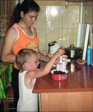 Машинка для удаления косточек из вишни - НЕТ в наличии